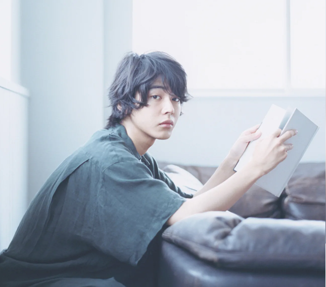 本を読む倉悠貴のスナップ