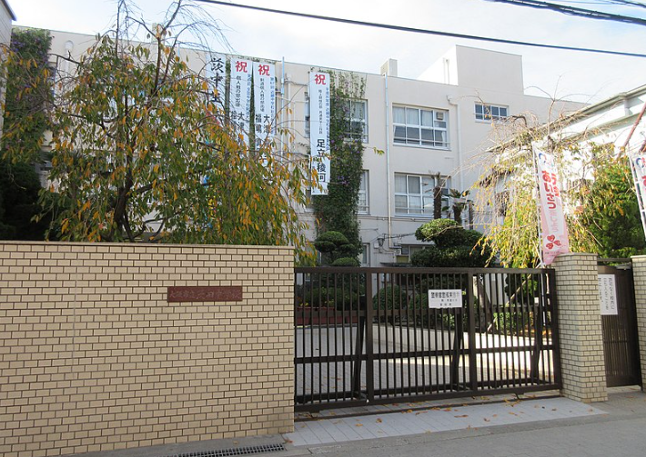 大阪市立茨田中学校の校舎
