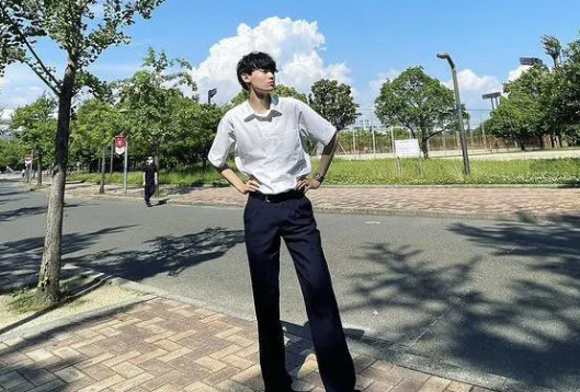 窪塚愛流のリアル制服姿