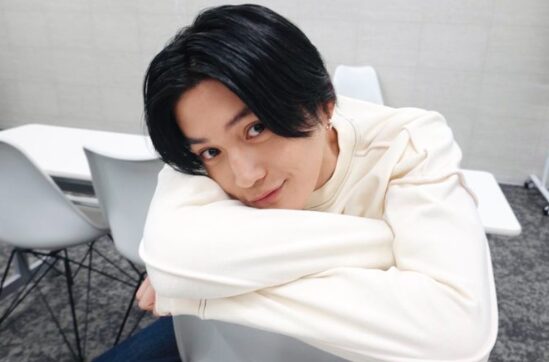 椅子でくつろぐ八木勇征の画像