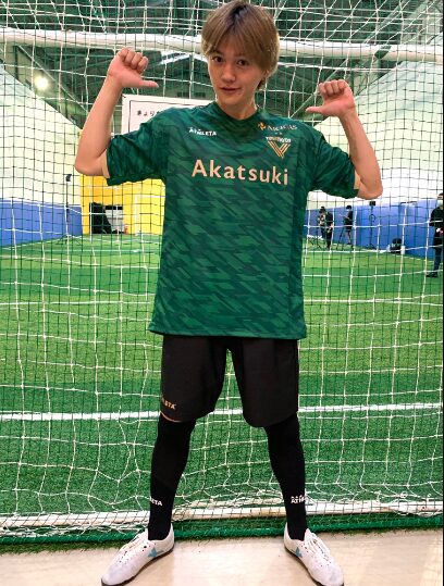 サッカーをする八木勇征