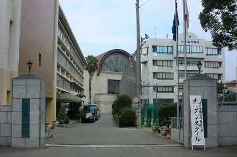 隆徳館中学校の校舎