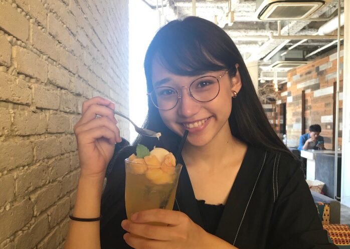 カフェで過ごす白本彩奈