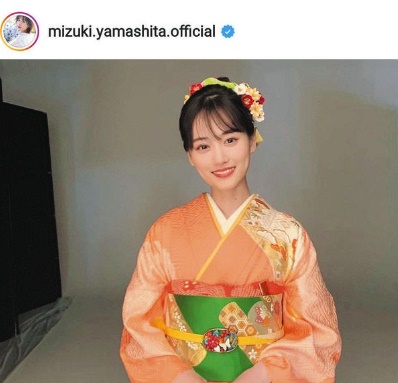山下美月和装姿