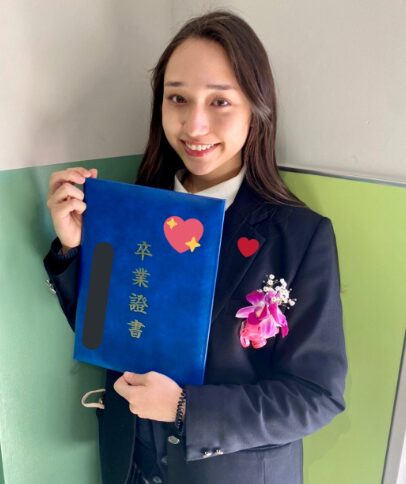 卒業証書を持つ白本彩奈