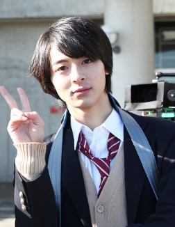 高杉真宙の学生服姿