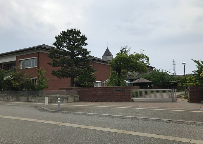 白山市立蕪城小学校の校舎