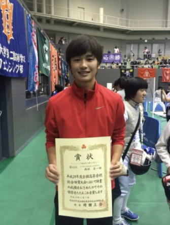 フェンシングの大会で賞状を披露する西垣匠