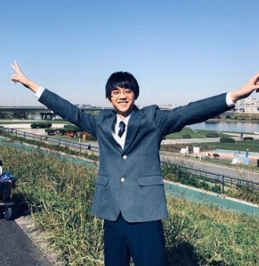 制服を着て川辺に立つ水沢林太郎