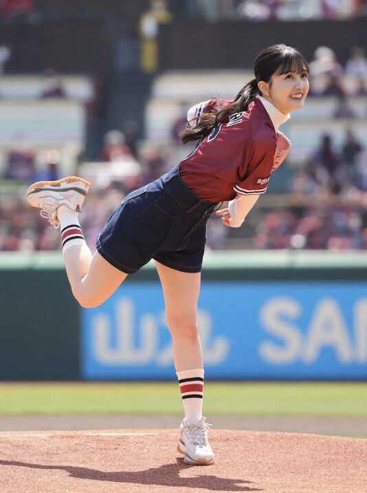 久保史緒里 始球式