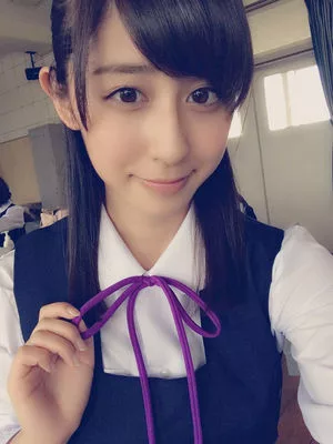 制服姿ではにかむ斎藤ちはる