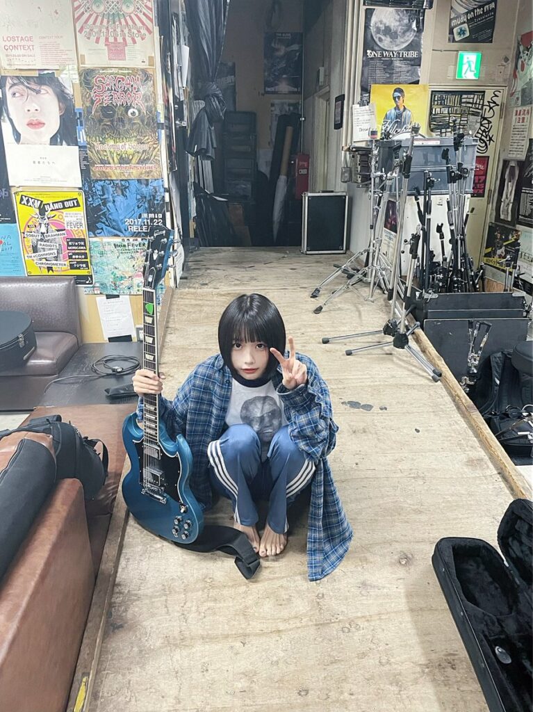 ギターを手に持ったあのちゃん