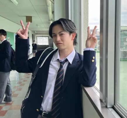 綱啓永 制服姿