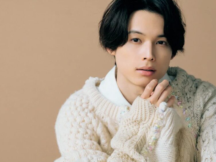 ファッション誌「andGIRL」の特別表紙に登場したSixTONESの松村北斗