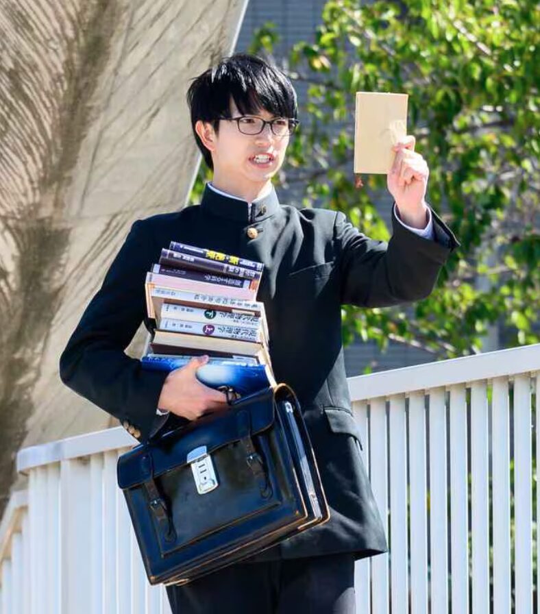 綱啓永 制服姿