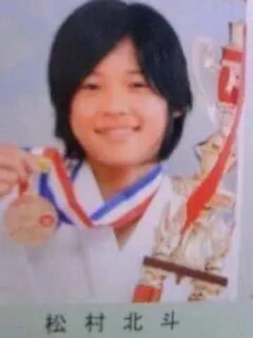 SixTONESの松村北斗の小学校時代の卒アル