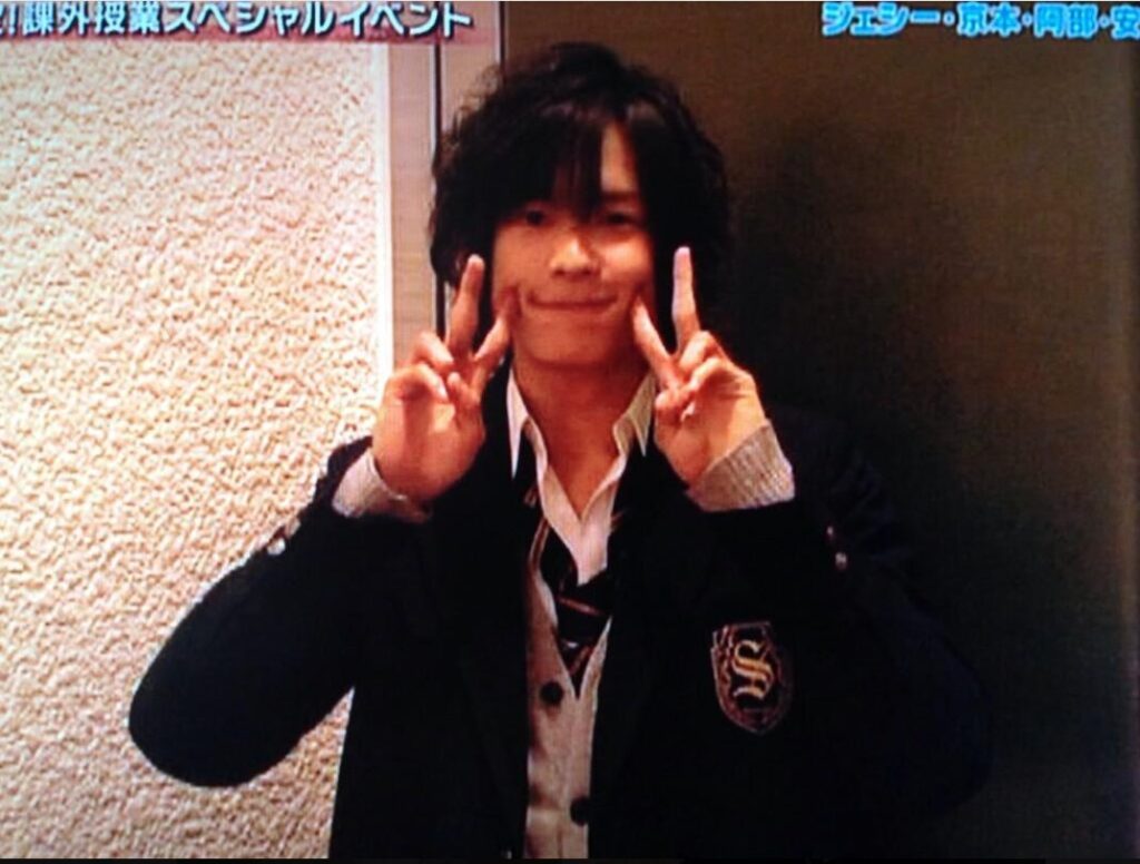 制服を着て撮影する松村北斗
