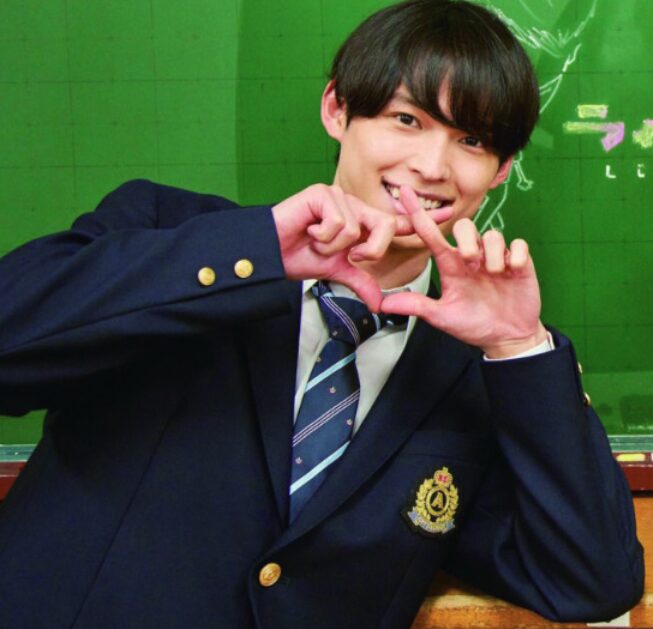 学生の制服を着てポーズを決める松村北斗