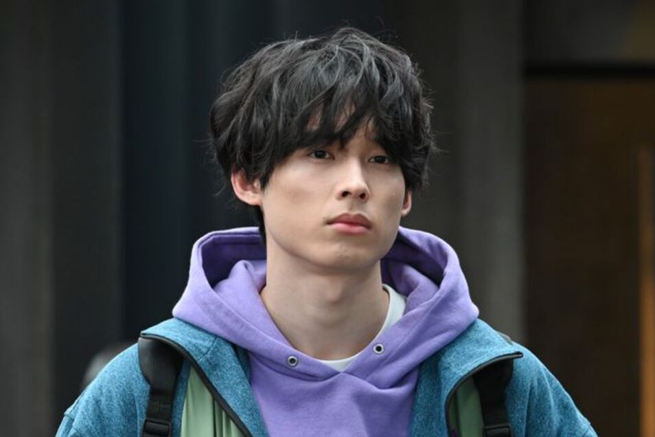 『レッドアイズ 監視捜査班』に天才ハッカー役で出演した松村北斗