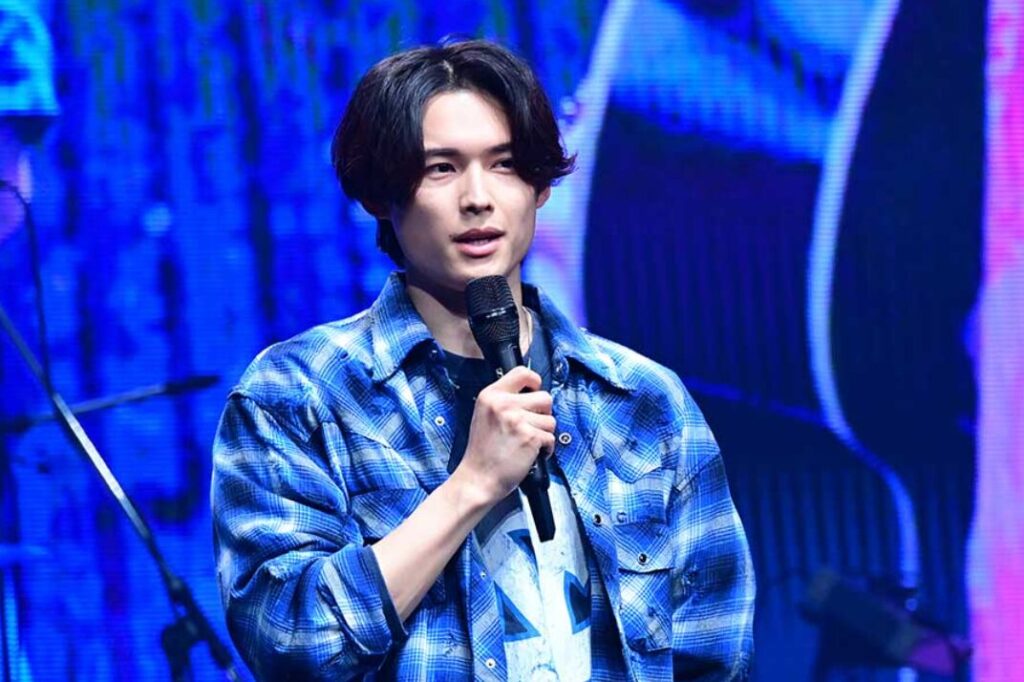 プレミアムライブイベントに出演したSixTONESの松村北斗