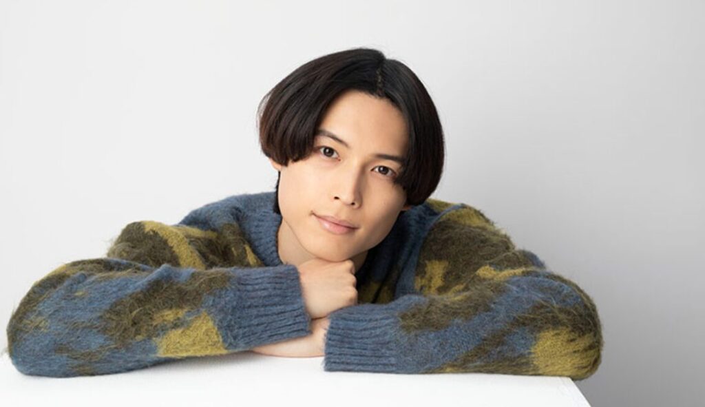 雑誌のインタビューを受ける松村北斗