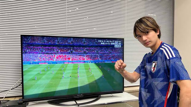 日本代表のユニホームを着て森保ジャパンを応援している髙地優吾