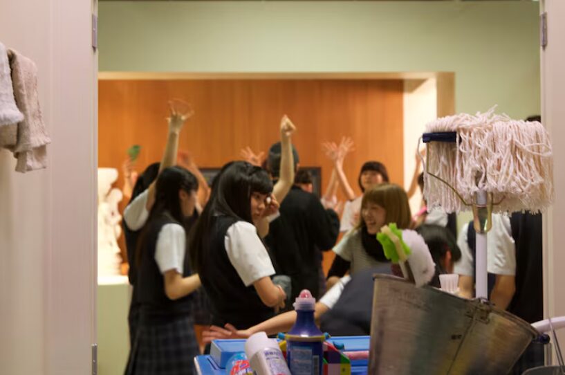 『女子の事件は大抵、トイレで起こるのだ。』でダンスを練習する様子