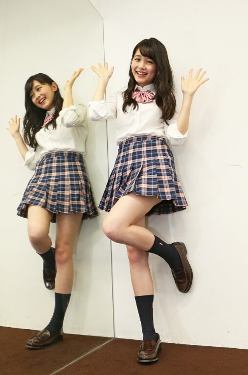 制服姿で鏡に映る久間田琳加
