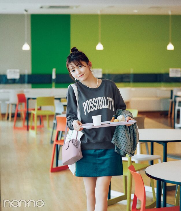 大学風コーデの久間田琳加