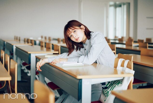 大学風コーデの久間田琳加