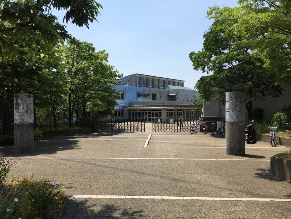 女優・夏帆が通っていた稲城市立長峰小学校