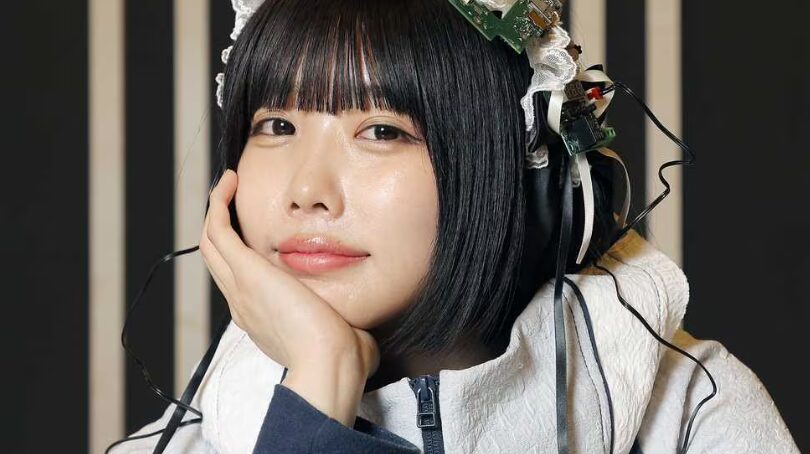 頬杖をついた歌手のあのちゃん