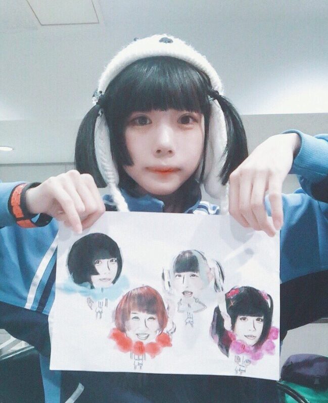 自作の絵をで披露するあのちゃん