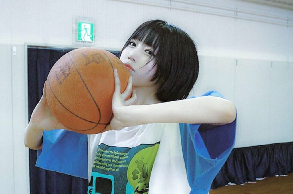 バスケをするあのちゃん