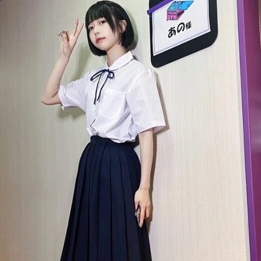 制服姿のあのちゃん