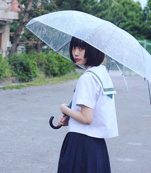 制服姿で傘を差すあのちゃん