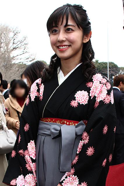 大学を卒業する袴姿の斉藤ちはる
