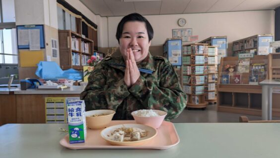 通っていた宇部市立西岐波中学校で給食を食べるお笑い芸人のやすこ