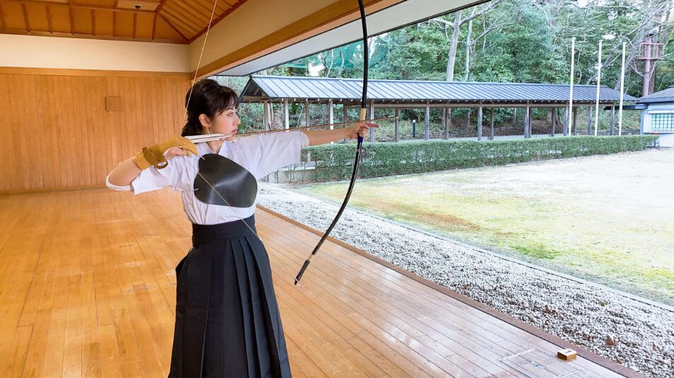 『驚きました』で弓道に挑戦する斉藤ちはる