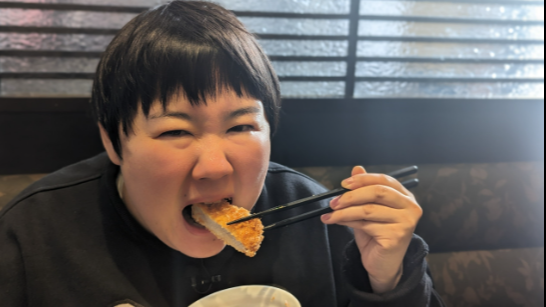 高校生時代のバイト先「濱かつ」でとんかつを食べるお笑い芸人のやすこ
