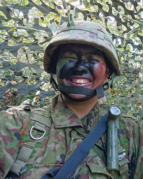 迷彩用顔料を顔に塗った自衛隊時代のお笑い芸人やすこ