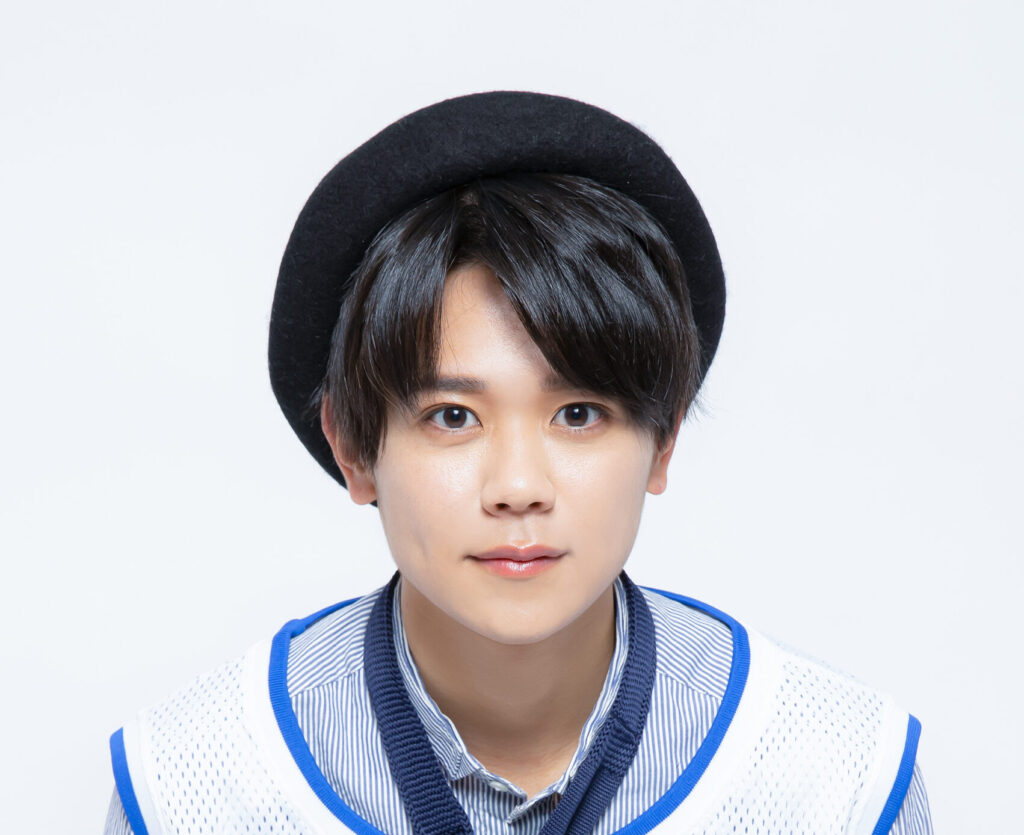 制服姿のINI藤牧京介
