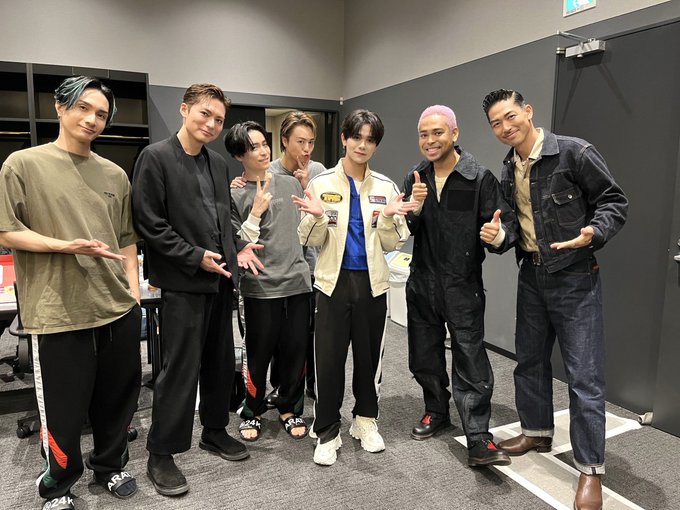 EXILEメンバーと写真を撮る藤牧京介