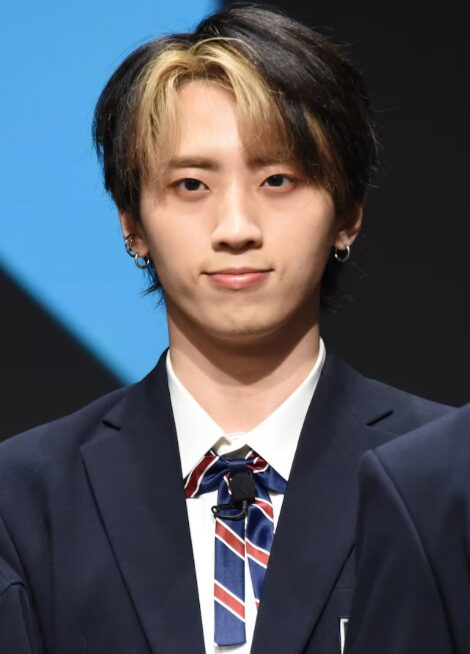 許豊凡　制服姿
