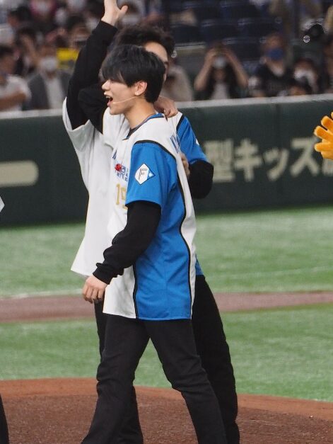 野球のユニフォームを着た藤牧京介