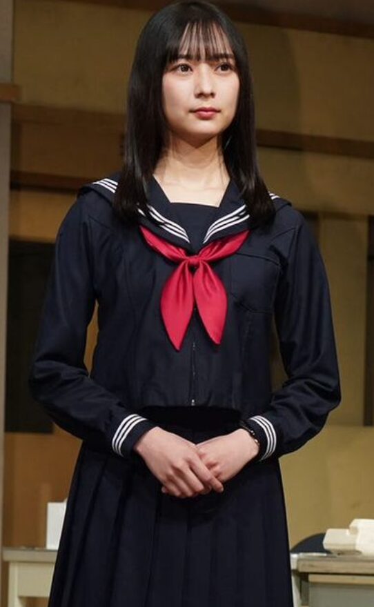 鈴木絢音 制服姿