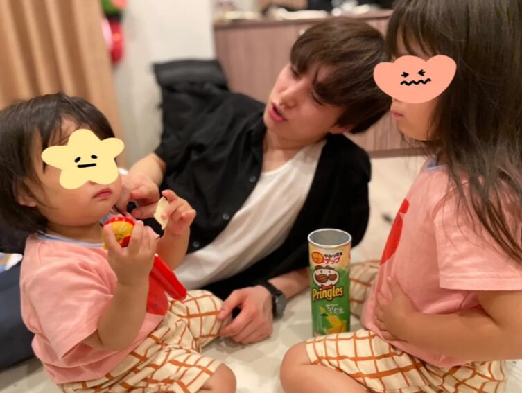 ノンスタイル石田明の双子の娘と遊ぶ尾崎匠海