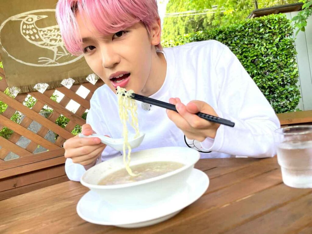 ラーメンを食べるINIの高塚大夢