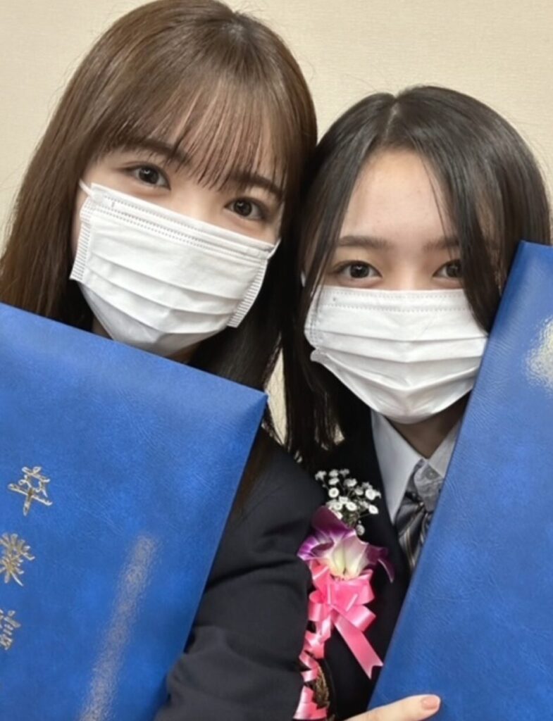 筒井あやめ　高校卒業時
引用元：https://www.nogizaka46.com/s/n46/diary/detail/101295
