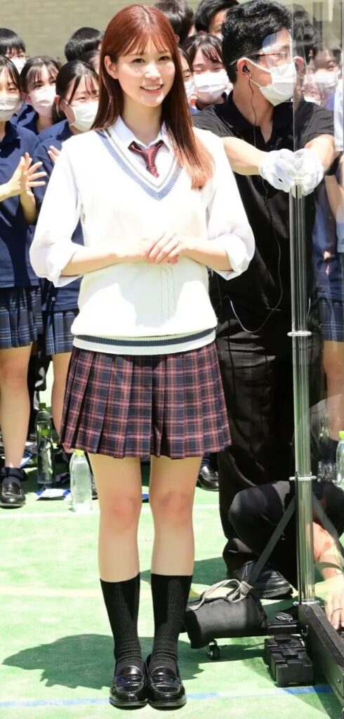 生見愛瑠　制服姿
https://mainichikirei.jp/article/20220629dog00m100004000c.html?photo=011